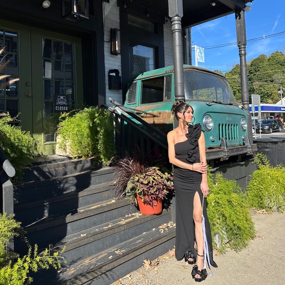 Juniors' Ruffled One-Shoulder Gown XXS - Picture 3 of 5